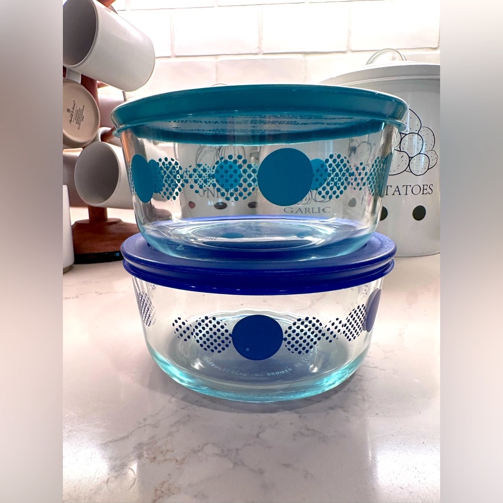Set of 2 Pyrex 4 cup glass containers dots design